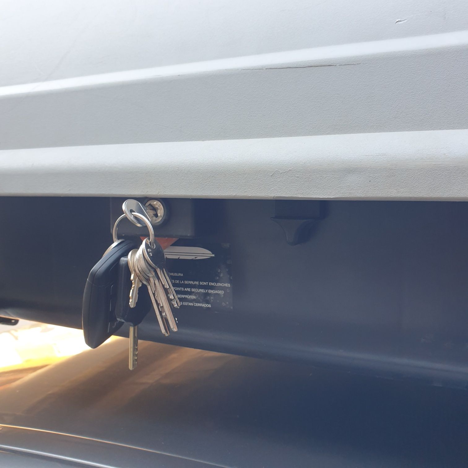 Кутия roof box за багаж за покрива на автомобила Thule туле