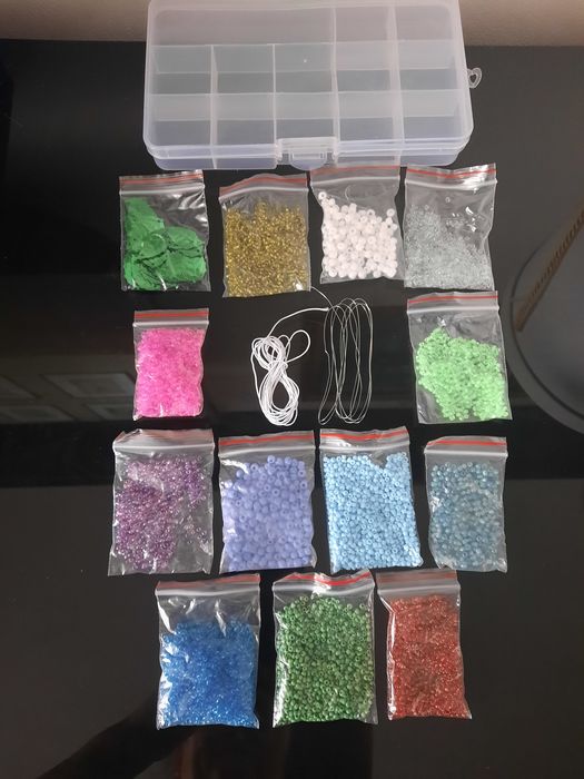 Биссер. 12 мешочков+ листик.