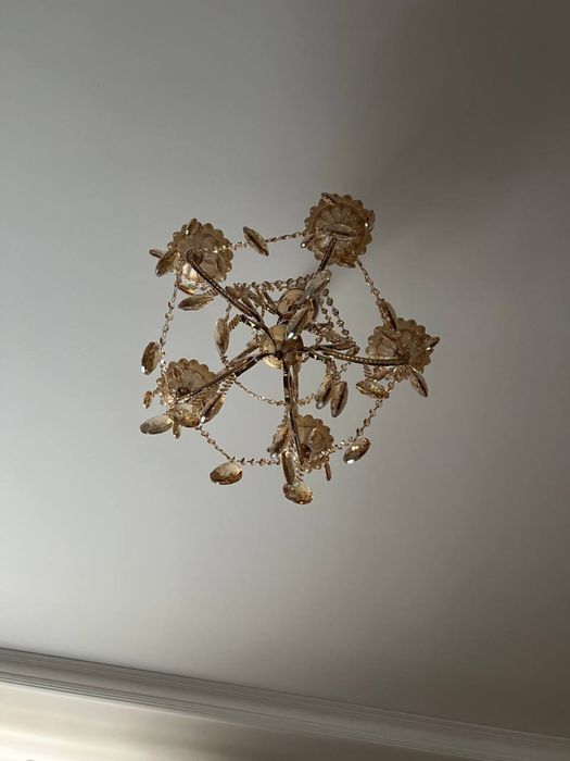 Люстралар сотилади.