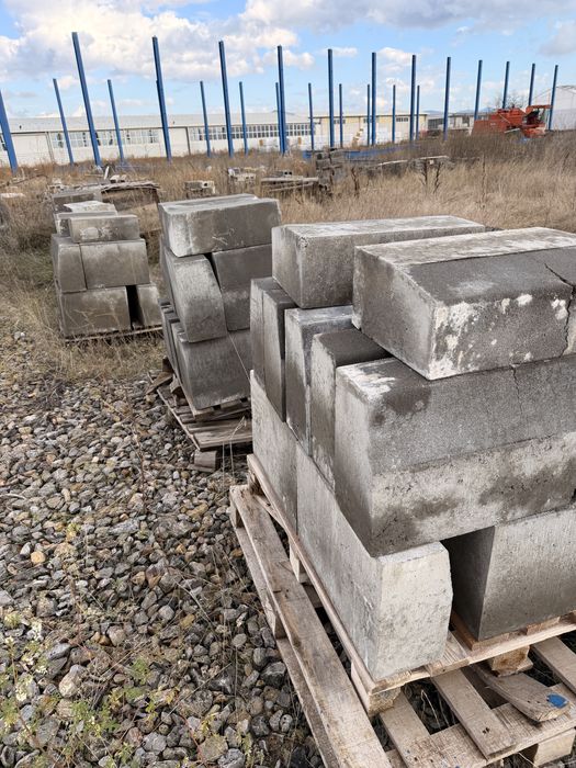 Бетонови бордюри, тухли, плочки и керемиди