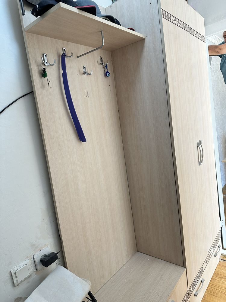 Продам прихожую шкаф б/у в хорошем состоянии