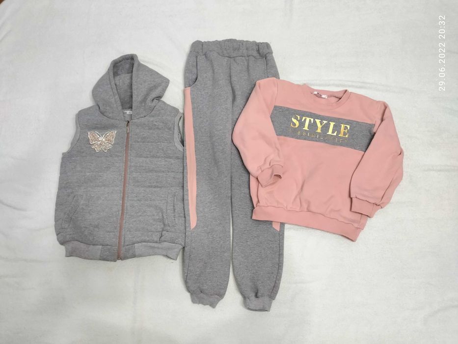 Спортивный костюм + безрукавка.