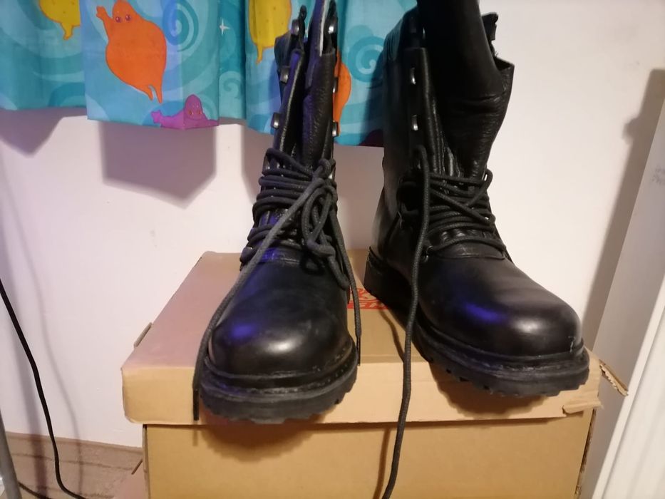 Vând bocanci militari NATO