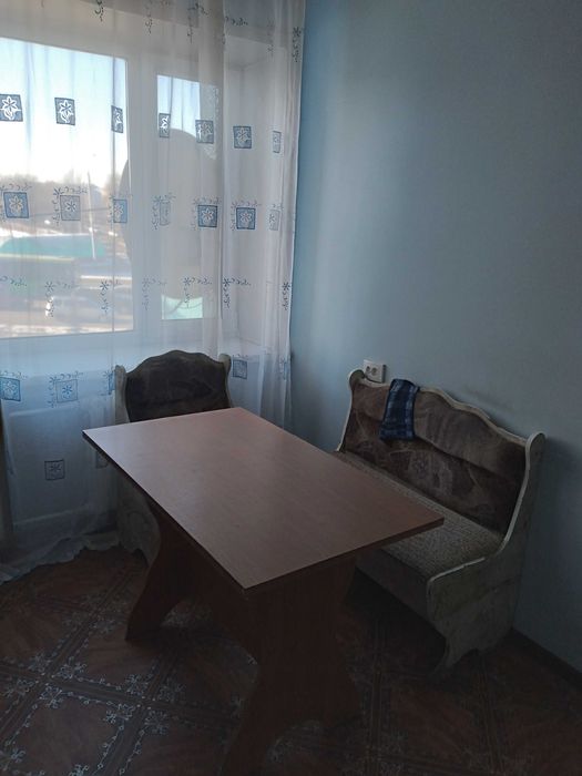 Кухонеый стол с диванчикамм
