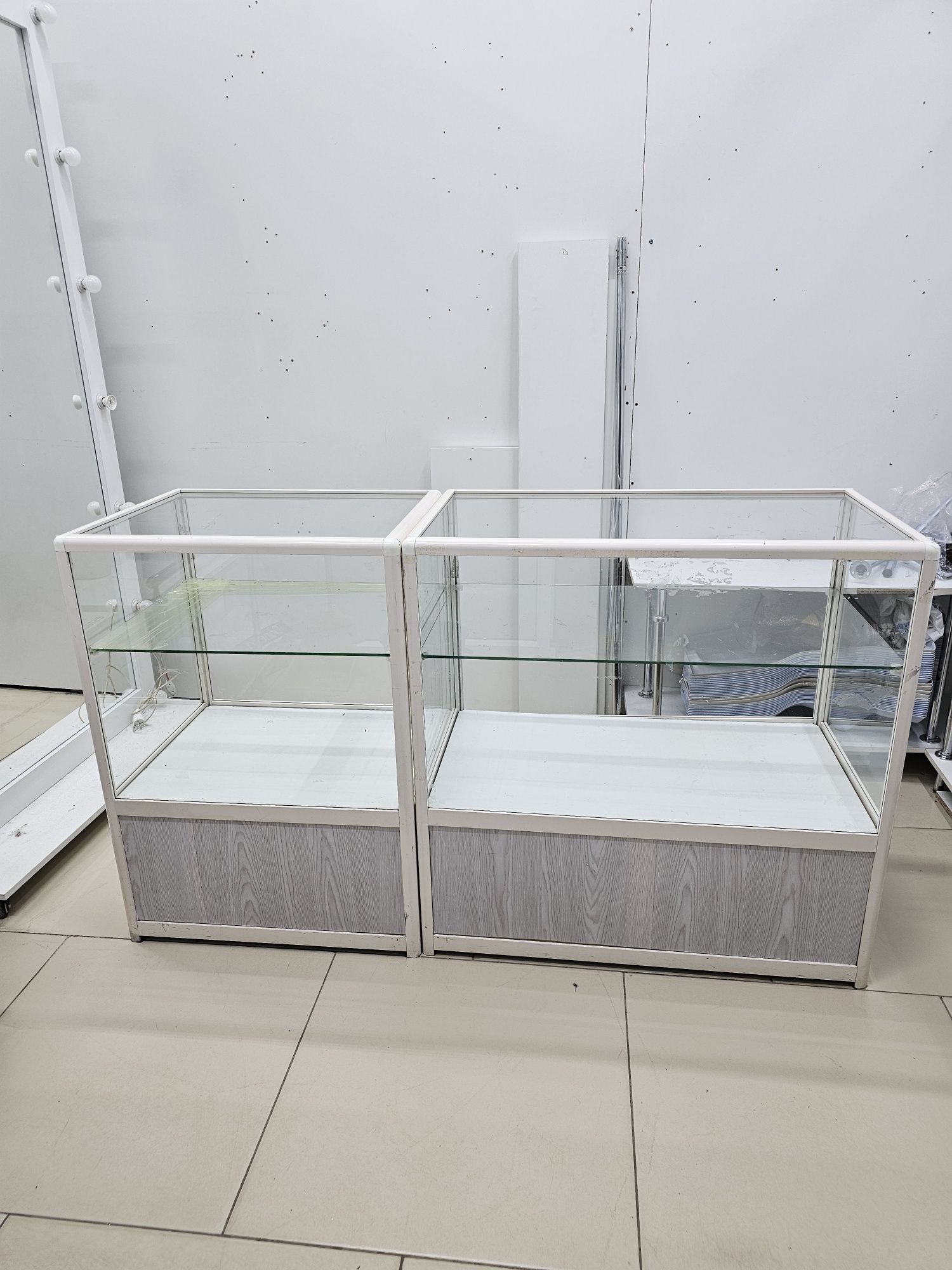 Продам  стеклянную витрину