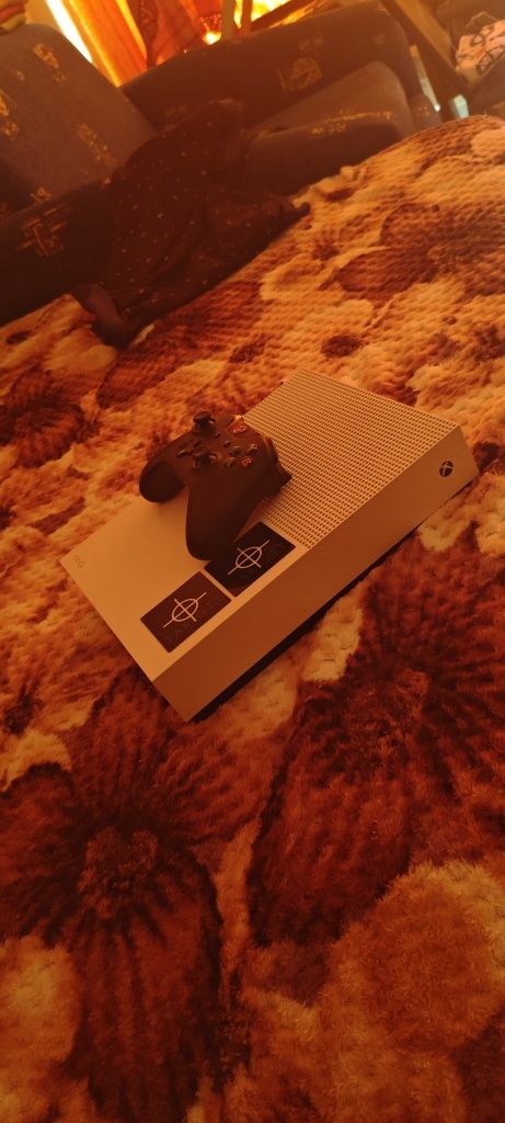 Xbox one s със джойстик