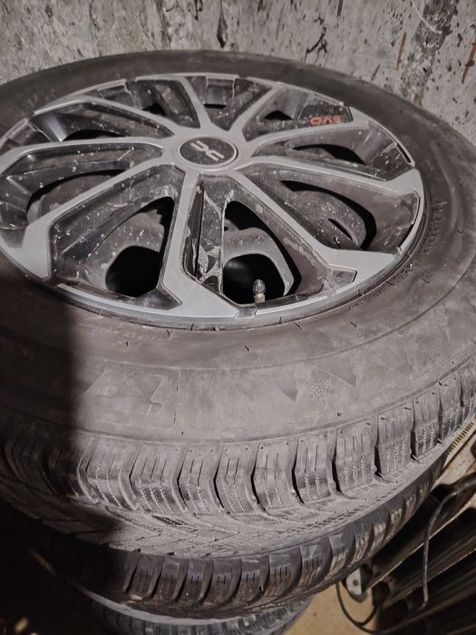 Стоманени джанти с перфектни зимни гуми от Dacia Dustur 2 215,65,16