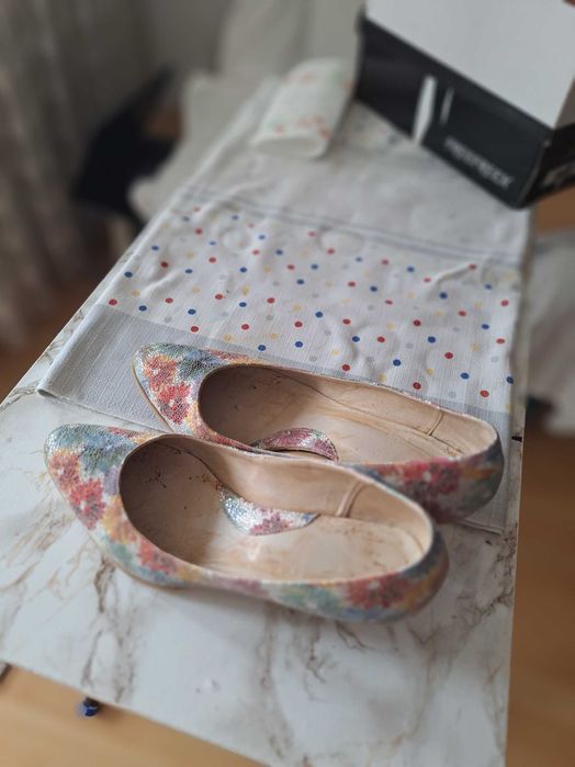 Pantofi noi , colorit vesel