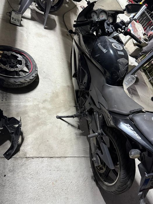 Dezmembrez kawasaki ninja 250 an 2011 motor functional