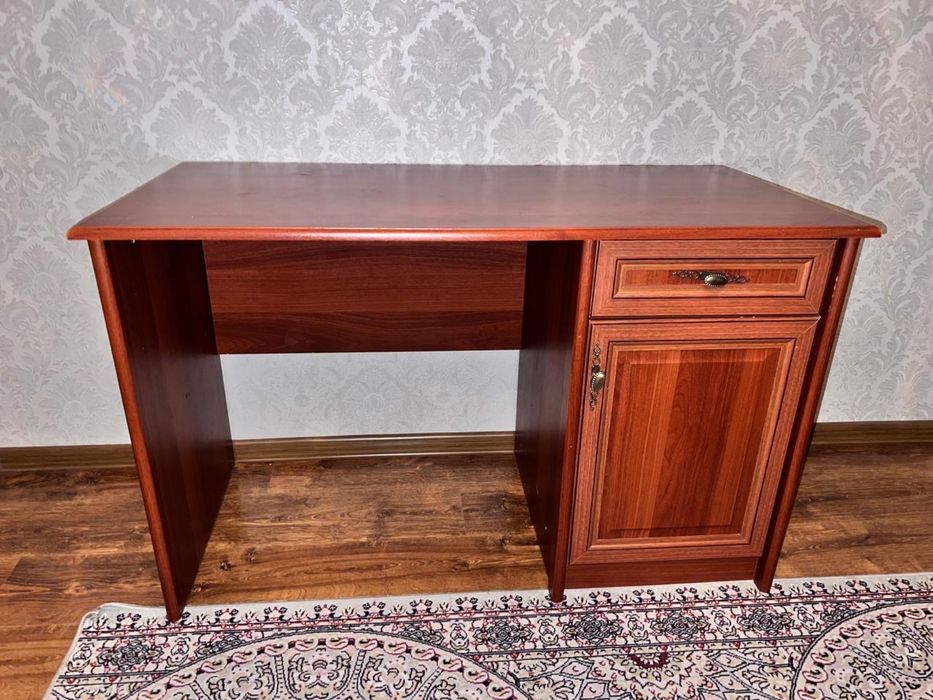 Письменый стол.