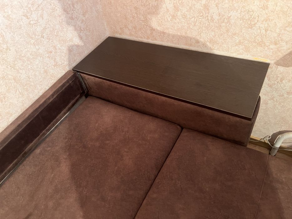 Продам угловой диван со столиком