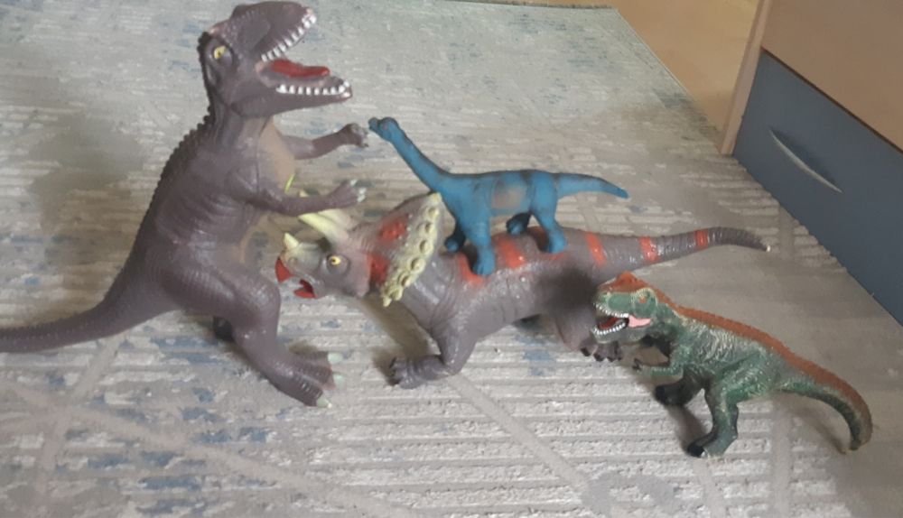 Продам динозавры игрушки