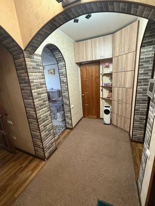 Срочно продается 4-х комнатная Авиасозлар 1 Базар Кадышева