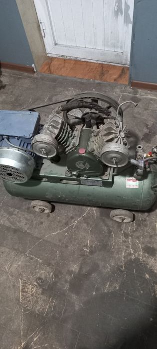 Иккита компрессор сотилади