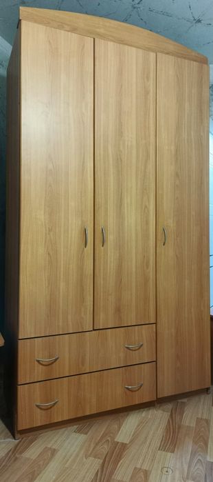 Продам шифоньер, комод, прихожую и тумбы