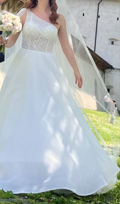 Rochie mireasa asimetrica