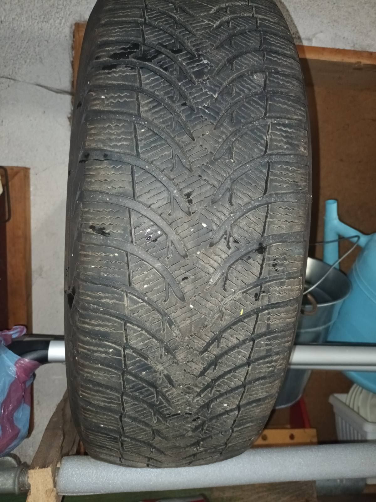 Продавам зимна гума Michelin 215/60/17