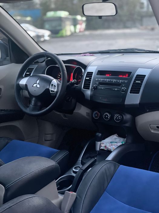 Mitsubishi Outlander AWD avtomobili sotiladi !