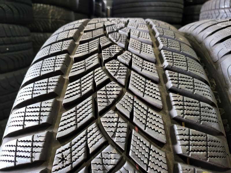 255/45/20 GOODYEAR 4бр