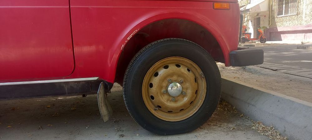 Продается шина  с дисками от Нивы