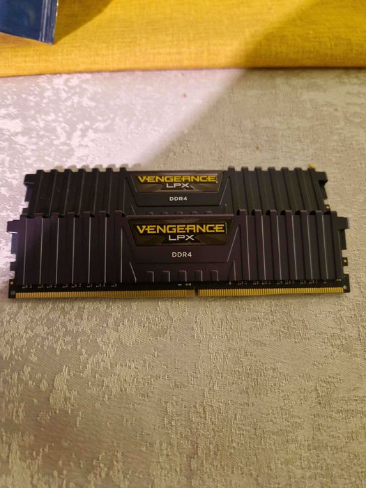 GIGABYTE B450M DS3H + Memorie RAM Corsair