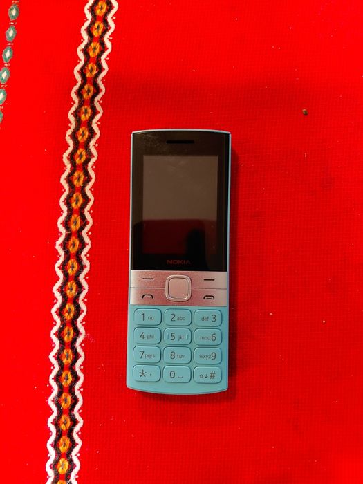 Продавам чисто ново телефон  с копчета!