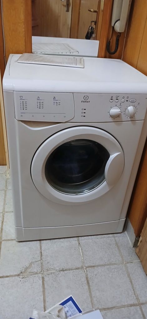 Пералня Indesit.