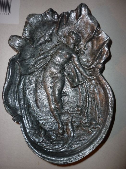 Лят алуминиев пепелник с девойка