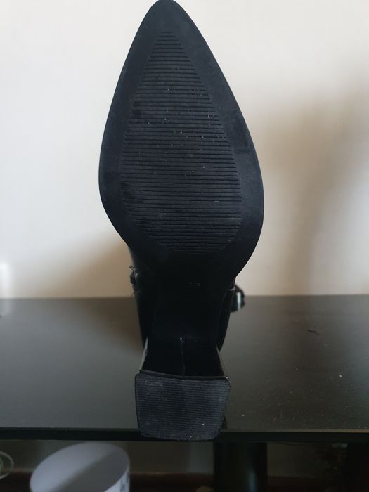 Cizme inalte cu toc negre 
Stare foarte buna , o singu