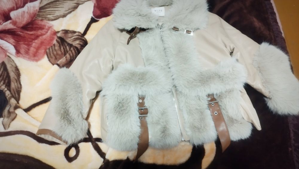 Продаю теплую детскую куртку меховую