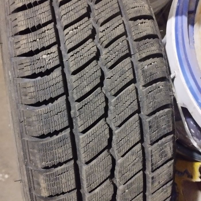 Зимние шины три с дисками один без  сост как новая