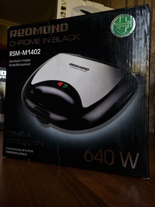 Сэндвичница Redmond RSM-М1402 — Новая, в полной комплектации
