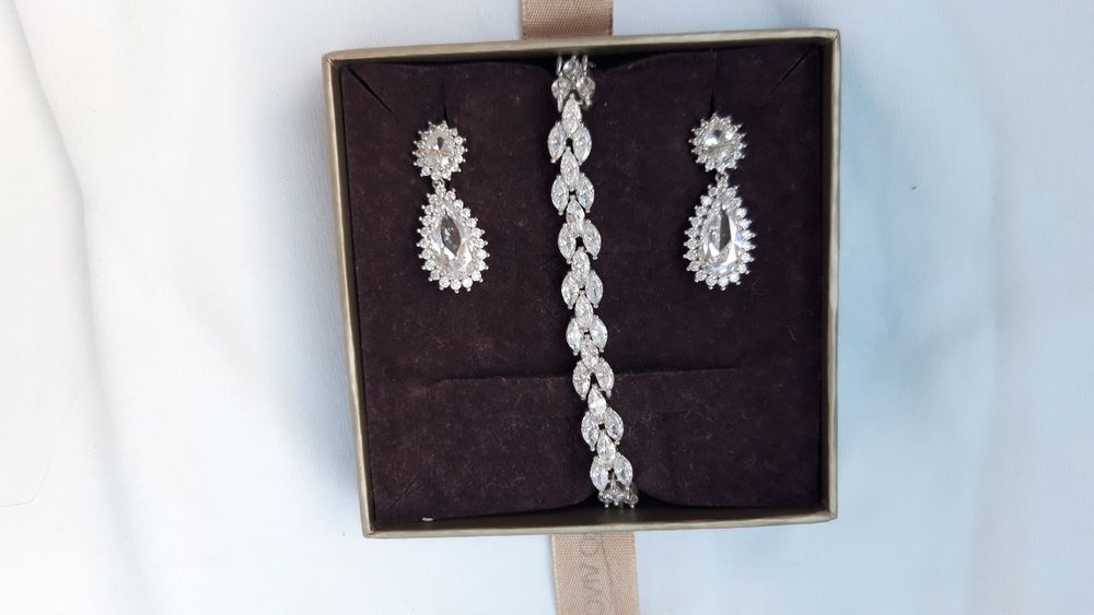 Bijuteri: cercei și brățara elegante