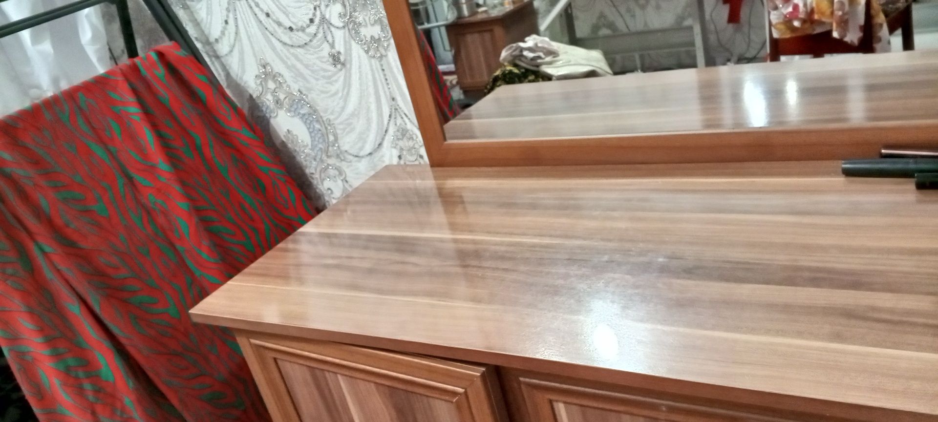 6 eshikli shifaner,divan va oynali servan sotiladi