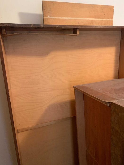 Обзавеждане от от друг апартамент; натрупани са поради липса на място.