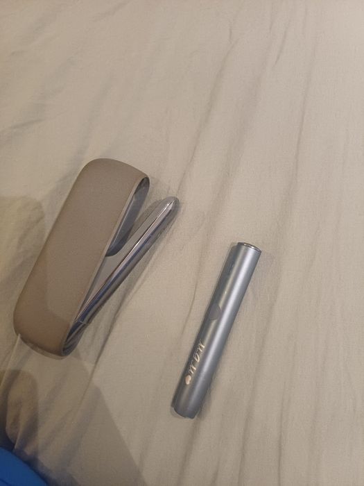 Iqos ,puține zgârieturi,este penultimul model,merge foarte bine