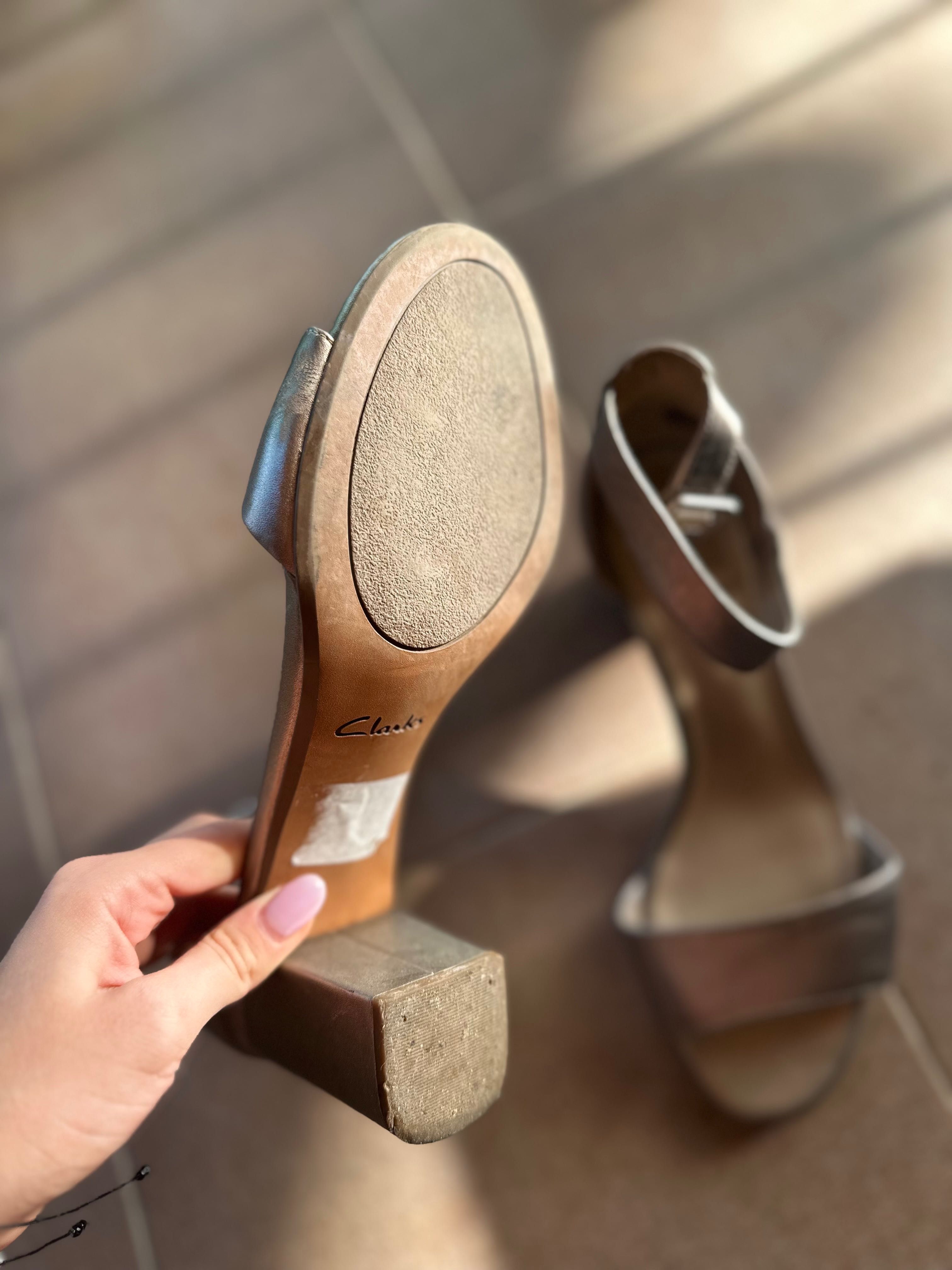 Clarks сандали на висок ток в златист цвят