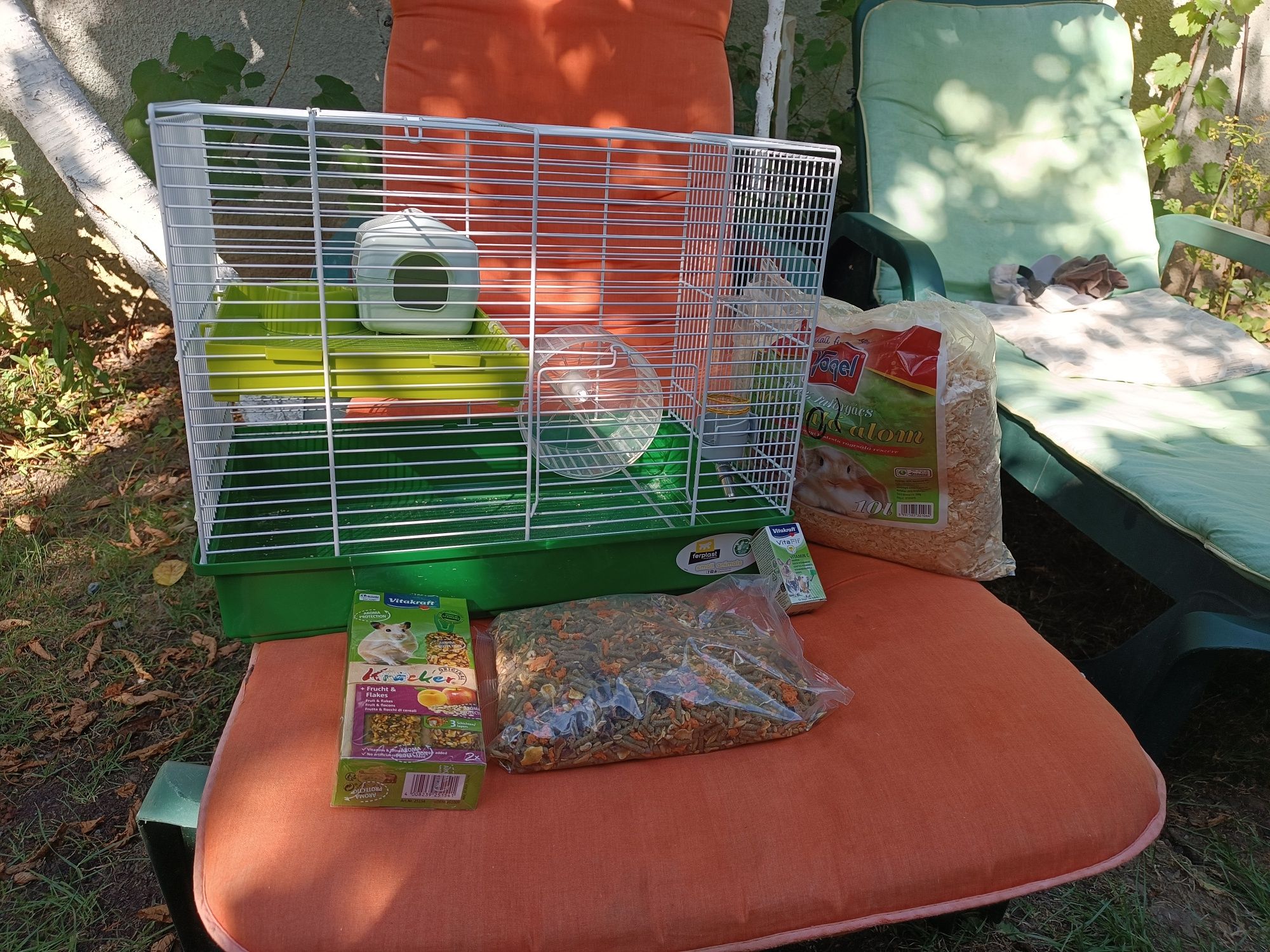 Vând cușcă hamster + accesorii și mâncare incluse