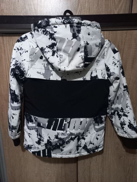 Курточка детская. В хорошем состоянии. Осень-Весна
Размер: 5-6-7 лет,