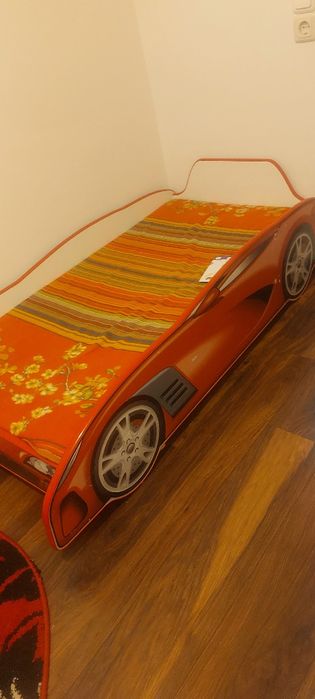 Pat copii in forma de masina