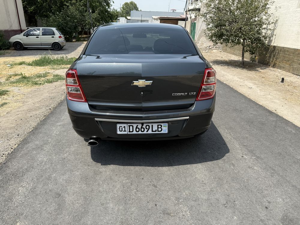 Chevrolet Cobalt 2022 мокрый асфальт