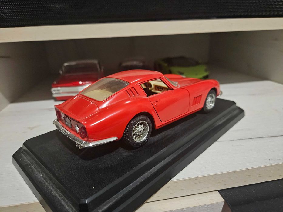 Macheta Bburago Ferrari 275 GTB 4 , scara 1 : 24