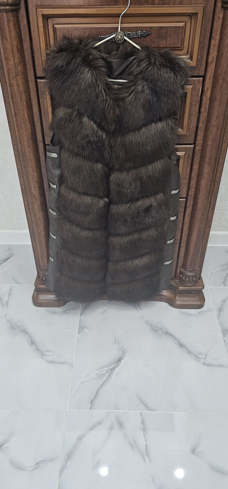 Продам новую меховую безрукавку