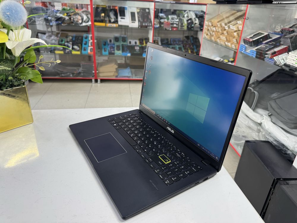 asus pashti yangidek ofis ishlari uchun 2 ta ssd lik umuman qotmidi