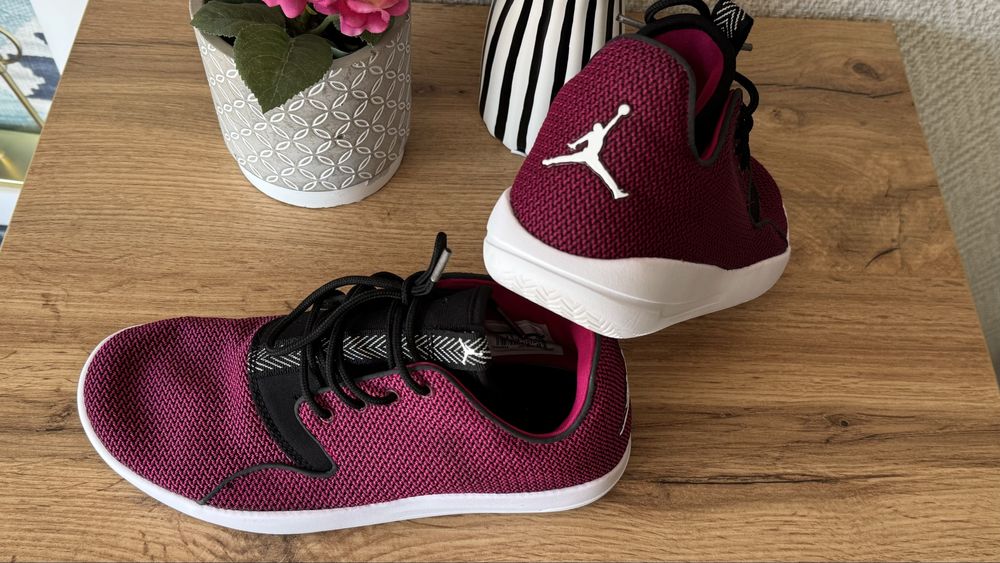 Нови дамски маратонки Air Jordan номер 37.5