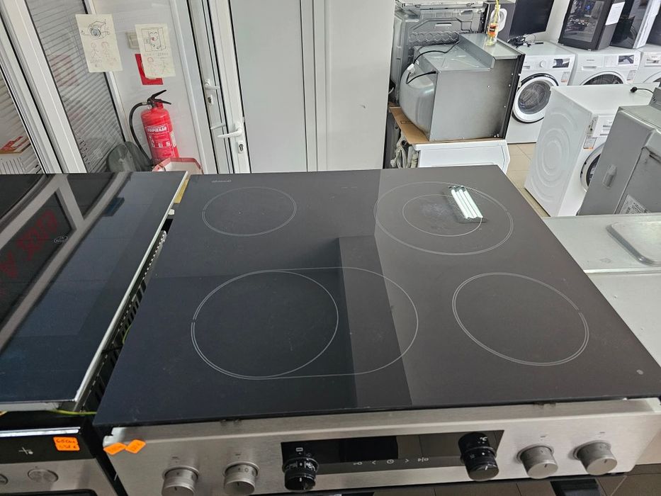 Фурна за вграждане с керамичен плот