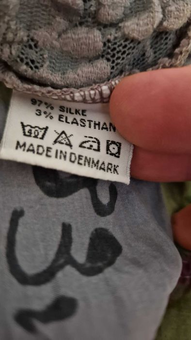 Рокля с дантелена платка.