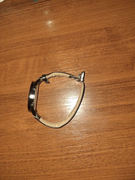 Часы наручные работают