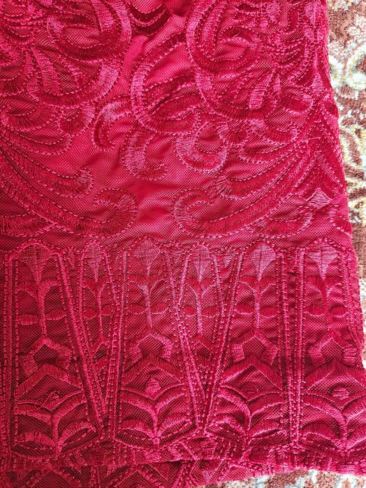 Червена официална рокля без ръкави с бродерия с копринени конци