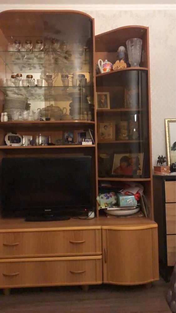 Продам Сервант- шкаф